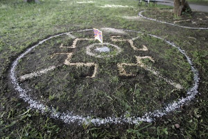 Vilniuje dažais užpurkšta Tibeto skvero lentelė