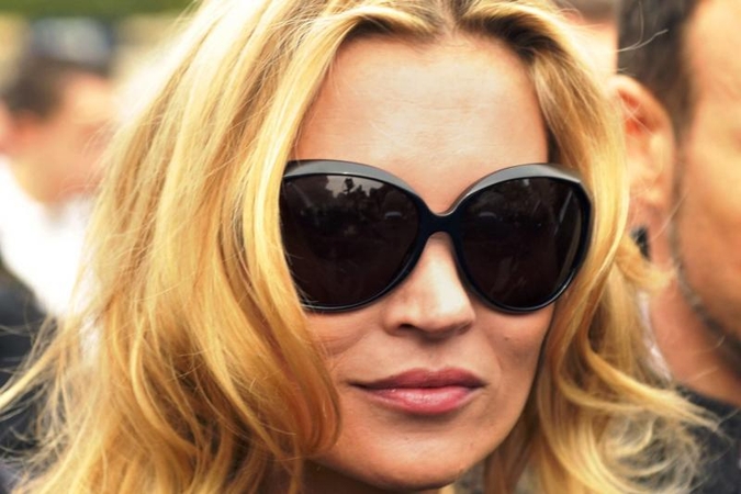 Kate Moss rengia antrą mergvakarį