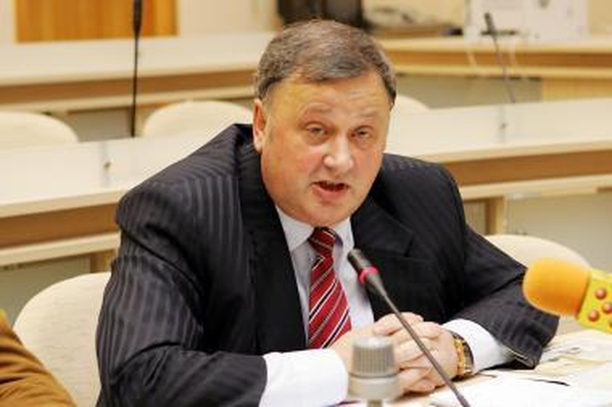 A.Zuoko priešininkai planus kurpė prie taurelės  