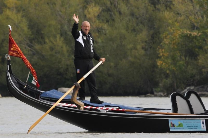 Garbaus amžiaus venecijietis gondola atplaukė iš Vienos į Budapeštą