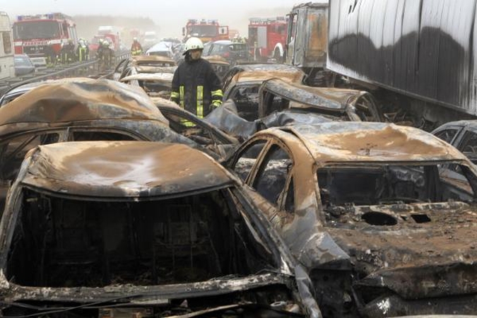 Smėlio audra kelyje: 30 sudegusių automobilių