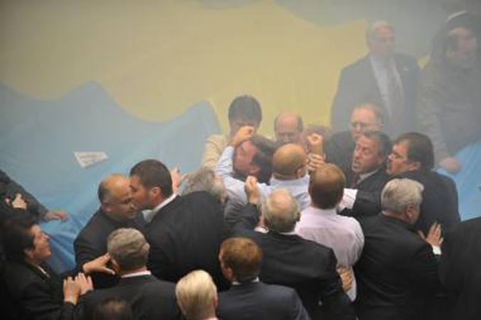 Ukrainos parlamentas paskendo dūmuose, kilo peštynės ir kiaušinių kruša