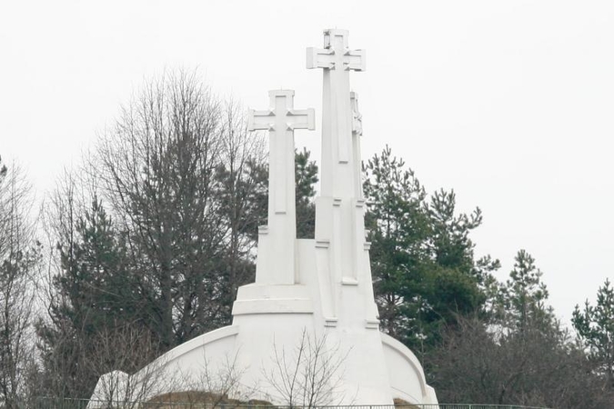 Vilniuje Trijų kryžių kalne ant vieno iš kryžių pakabinta lėlė