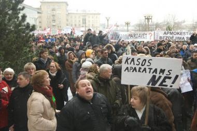 Siūloma įteisinti vandens patranką kaip riaušių malšinimo priemonę