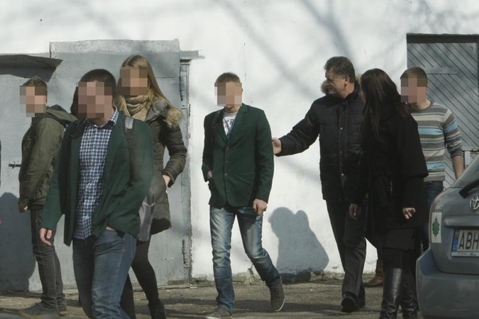 Rūkantys mokiniai sprunka nuo tikrintojų