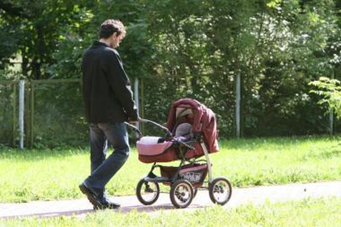 KT aiškinsis, ar autoriaus atlyginimą gavęs tėvas teisėtai negauna tėvystės pašalpos