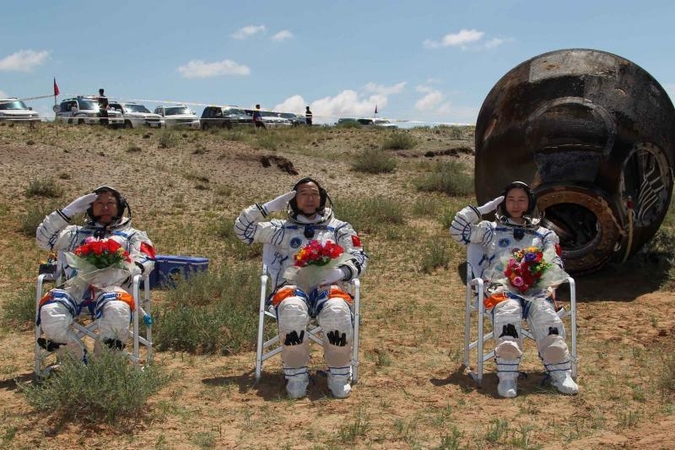 Kinų astronautai sėkmingai sugrįžo į Žemę