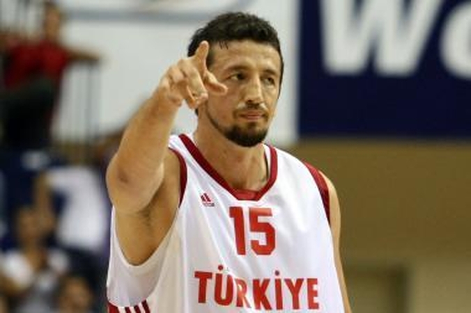 H.Turkoglu: iš vidurio aikštės mėtyti nepradėsiu 