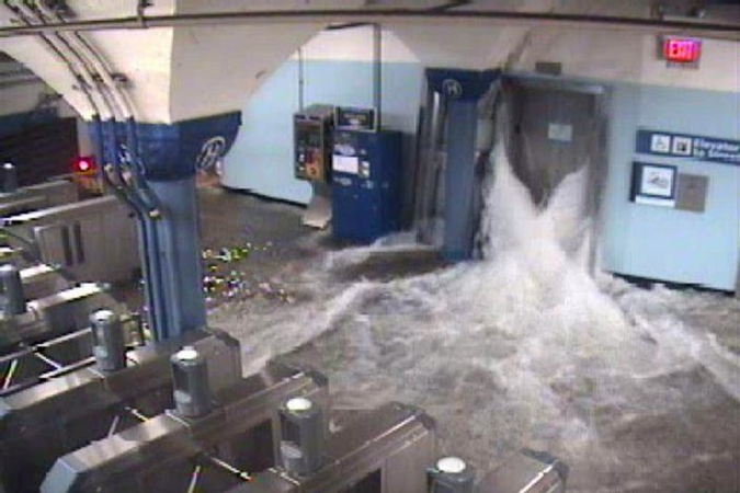 JAV tebeskaičiuojamos „Sandy“ aukos, vėl atidarytas Niujorko metro