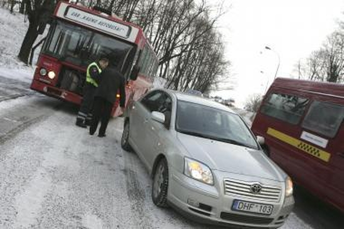 Žiema Kaune: rytą vairuotojus pasitiko snieguotos įkalnės (papildyta)