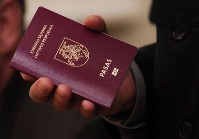 Asmens tapatybės kortelė pinga, pasas brangsta