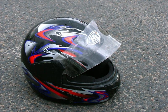 Nuogai motociklininkei – bauda tik už važiavimą be šalmo