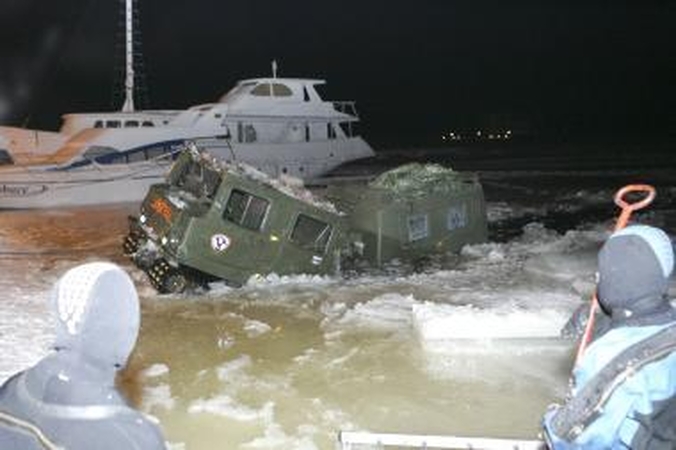 Kauno mariose skendusi amfibija ištraukta į krantą (papildyta)  