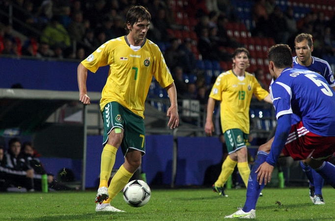 Traumuotų Lietuvos rinktinės futbolininkų būrį papildė D. Česnauskis