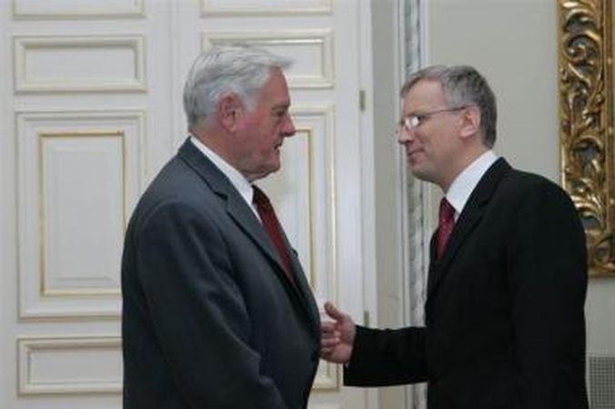 V.Adamkus Vyriausybei nurodė mažinti išlaidas