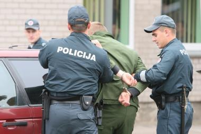 Už surašytą protokolą – kerštas pareigūnų automobiliui