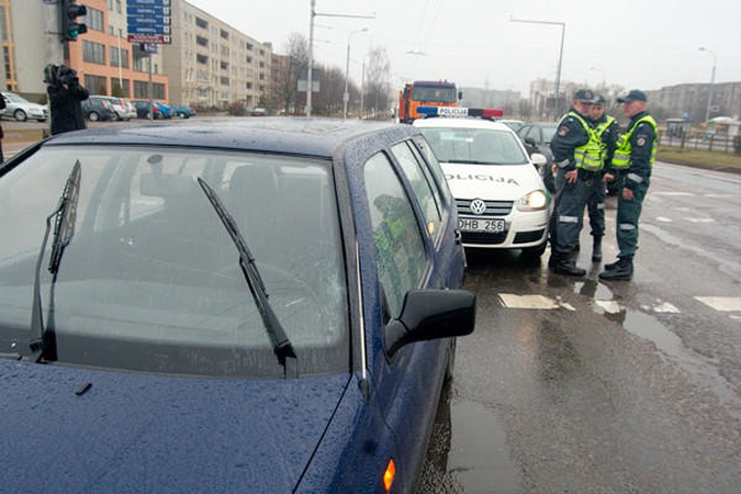 Vilniuje partrenkta per raudoną šviesoforo signalą bėgusi pėsčioji