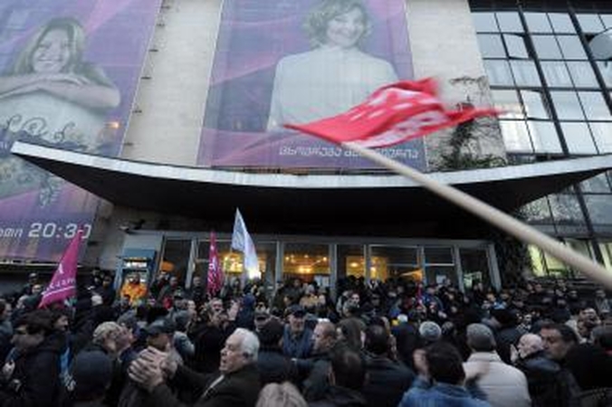 Protestuotojai neleido prezidentui ramiai pavakarieniauti