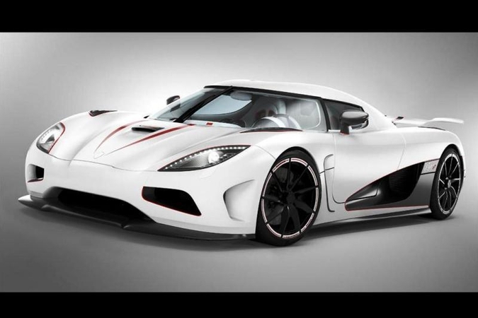 „Bugatti“ - nebe greičiausias. Koks superautomobilis jį aplenkė?
