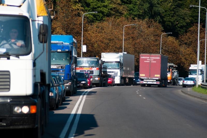 Užstrigę spūstyje kauniečiai keiksnojo kelininkus