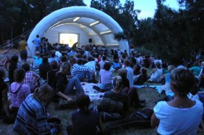 T.Manno festivalio kino naktis pagardino uogos