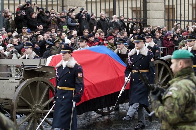 Vaclavo Havelo karstas pervežtas į Prahos pilį