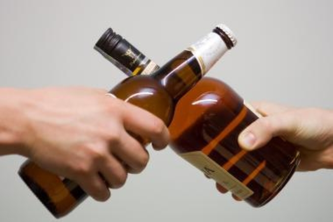 Du sostinės policijos pareigūnai stotelėje vartojo alkoholį
