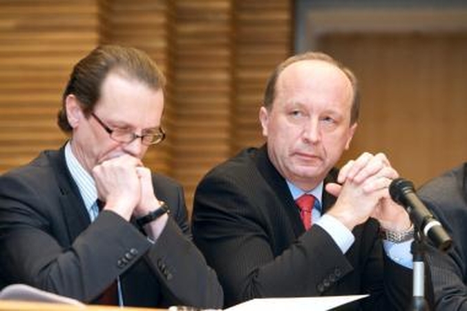 Valdantieji svarsto galimybes didinti PVM