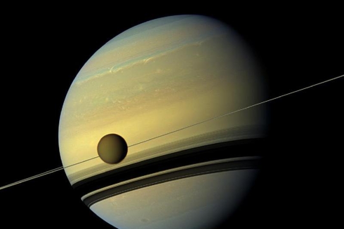 NASA užfiksavo tikrąsias Saturno ir jo palydovo spalvas
