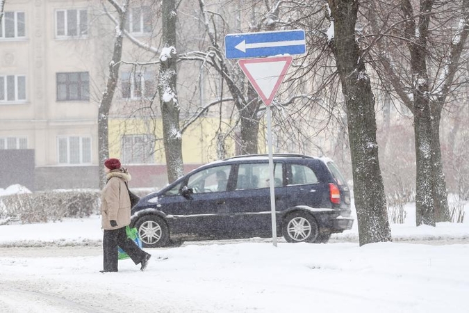 Pietų ir vidurio Lietuvos sninga, kitur tvyro rūkas