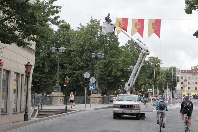 Klaipėda jau dabinasi  šventiniu  rūbu   