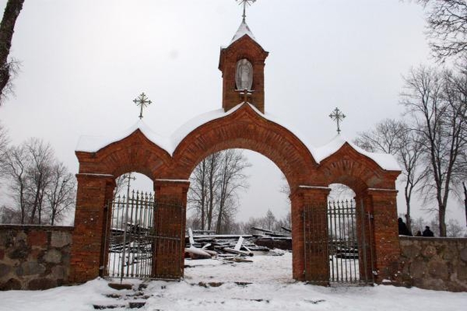 Sudegusią Labanoro bažnyčią tikimasi atstatyti iki rudens