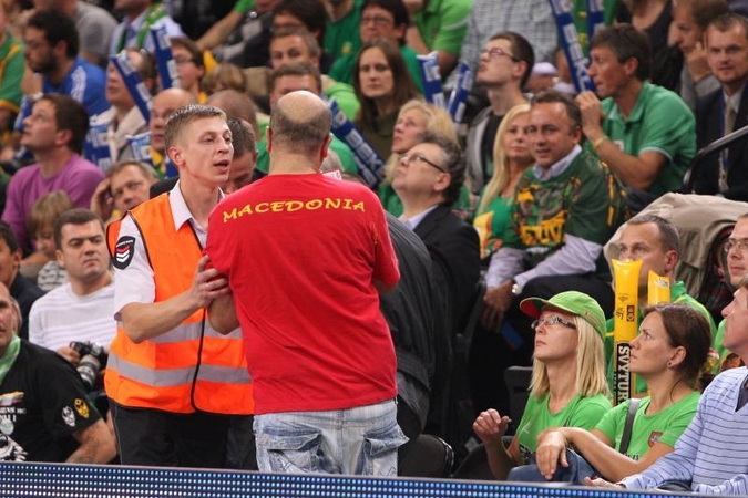 Dalis makedonų sirgalių pasitraukė nuo agresyvių tautiečių