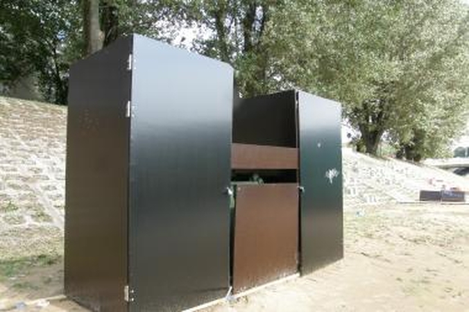 Biotualetus prie "KultFlux" prieplaukos nuo vandalų saugo spynos