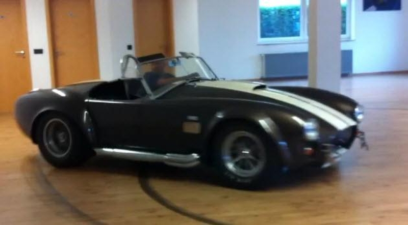„Dragas“ ant parketo: su „Cobra“ išpieštos visos grindys