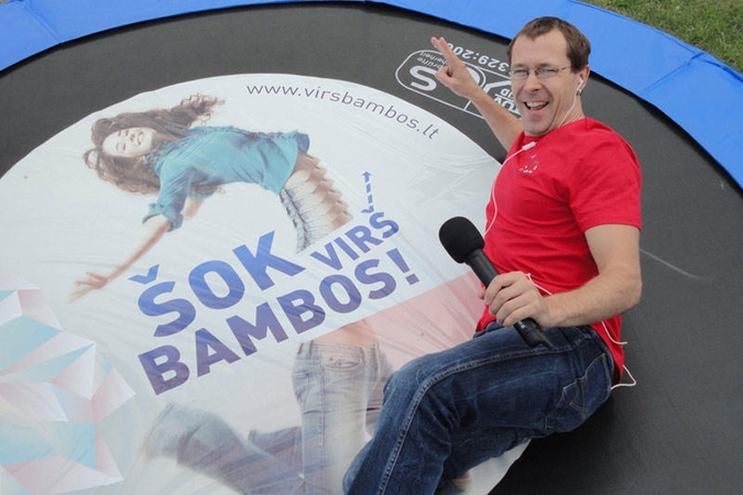 Radijo laidų vedėjas V.Sinkevičius iššoko virš bambos 