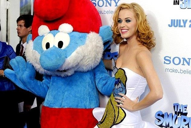 Gražioji K.Perry pasipuošė „smurfiška“ suknele (foto)