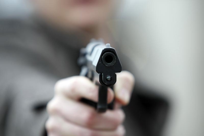 Nevykėlis: nusikaltėlis vogtu ginklu persišovė koją