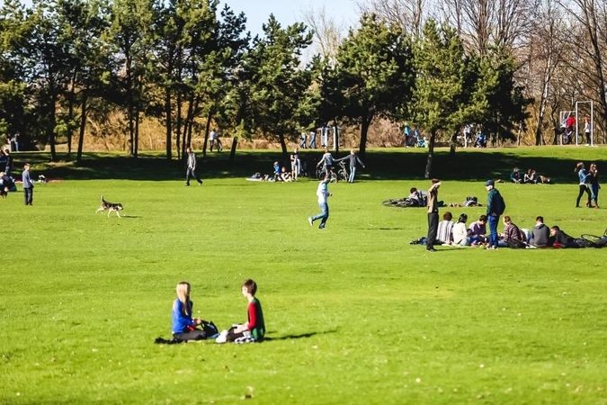 Vasariškai šiltą savaitę vainikuos vėsesni orai
