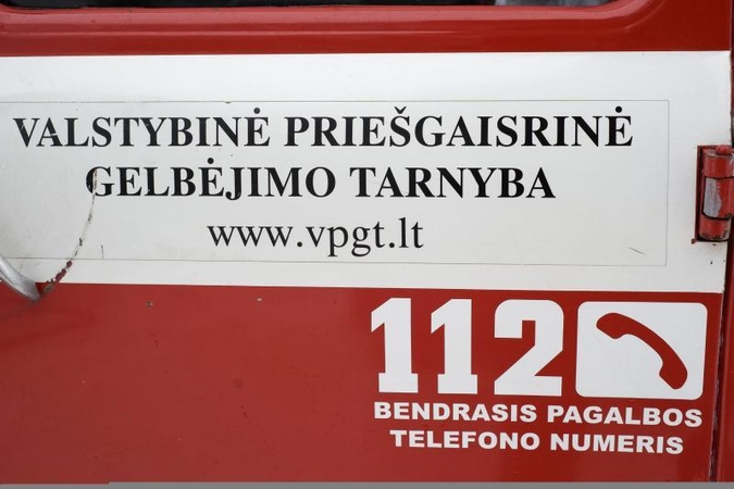 Kaune ugniagesiai skubėjo padėti medyje įstrigusiam vaikui 
