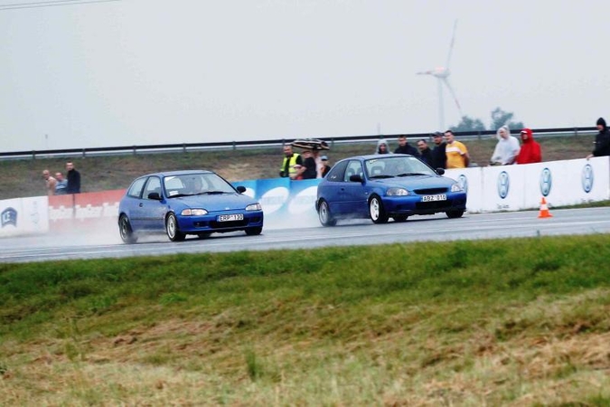 „1000 km lenktynių“ ketvirtadienio programą vainikavo drag‘o batalijos