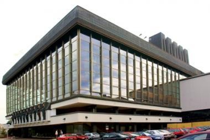 Ugniagesiai gesino Operos ir baleto teatro stogą