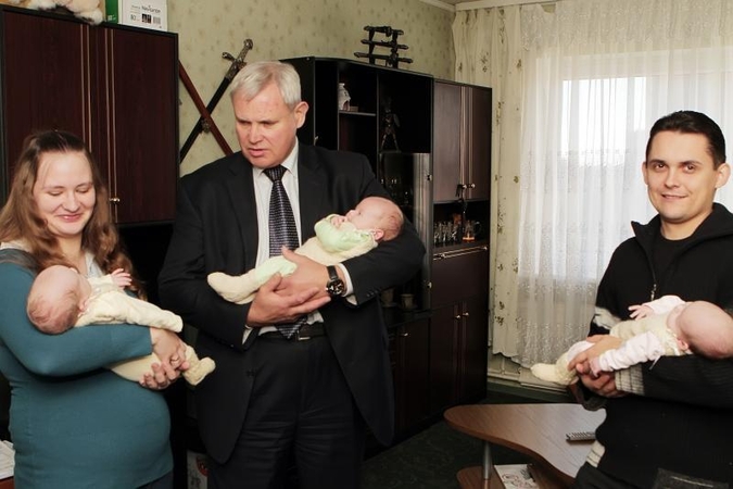 V.Grubliauskas vėl sveikino trynukų susilaukusią klaipėdiečių šeimą 