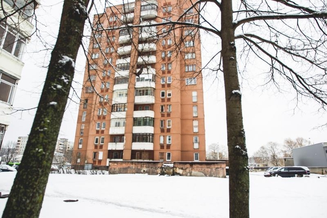 Septyniasdešimtmetė Sukilėlių prospekte iššoko iš 8 aukšto balkono