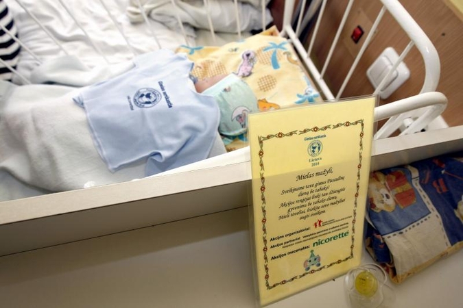 Naujagimiams dovanos marškinėlius su užrašu „Gimiau nerūkantis“