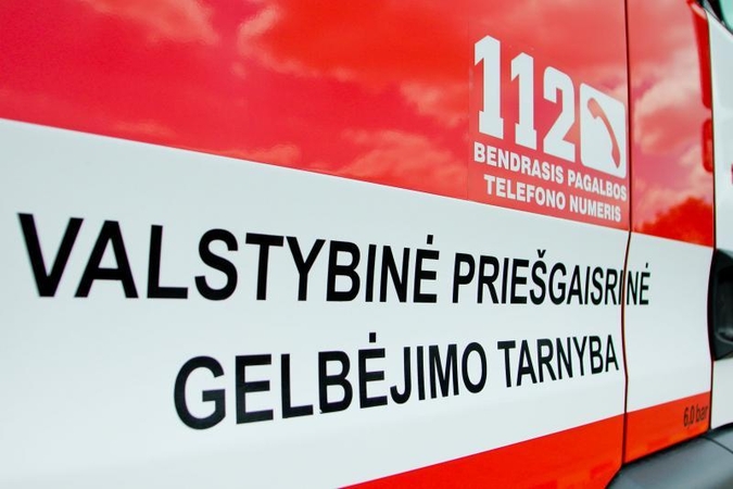 Vilniuje ugniagesiai gesino medinį namą 
