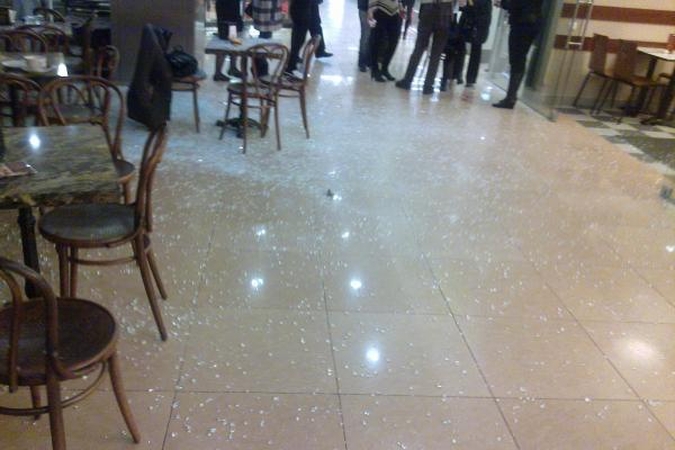 Parduotuvėje stiklą išspyręs chuliganas stipriai sužalojo merginą (papildyta)
