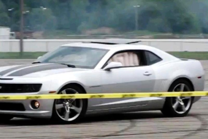 “Chevrolet Camaro”: “driftas” su išsiskleidusia oro pagalve