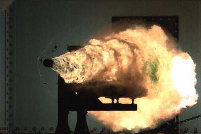 Plieno plokštę pramušęs “Rail-Gun” pabūklo užtaisas nuskriejo 7 km
