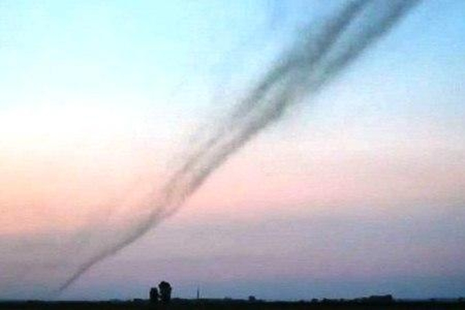 Virš javų lauko – didžiulis vabzdžių tornadas